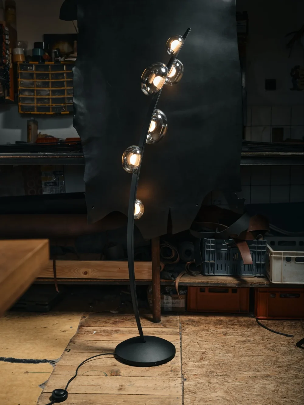 floor lamp vegan leather / iridescent metal-coating - Image 6